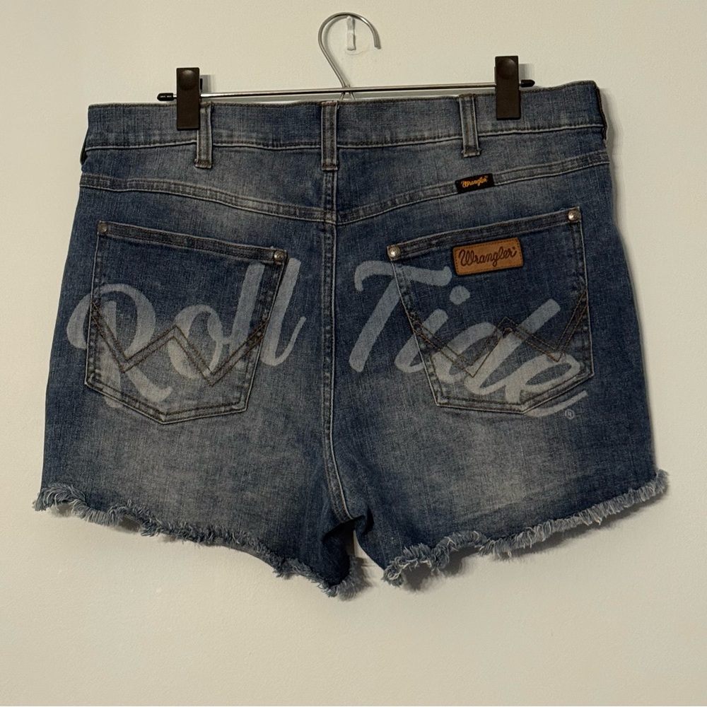 🏈 Wrangler Roll Tide Alabama Denim Cutoff Shorts Size 13 - Picture 1 of 8